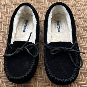 Minnetonka Woman’s Black Moccasins with Hard soles & Plush Lining Size 8